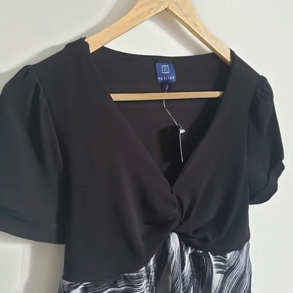 ⭐3/$25⭐ NWT Reitmans Women's Abstract Blouse Size LP - Picture 8 of 15